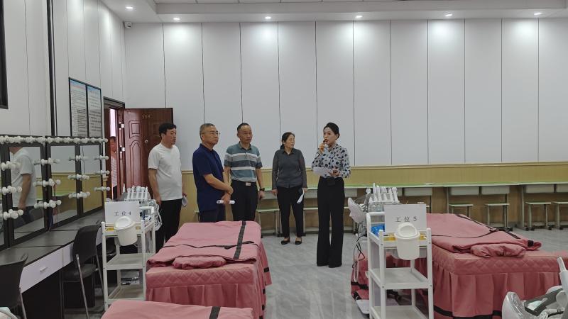 372886必赢网站张启宁老师热情讲解接待.jpg